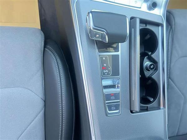奥迪A6L 2023款 45 TFSI quattro 臻选致雅型