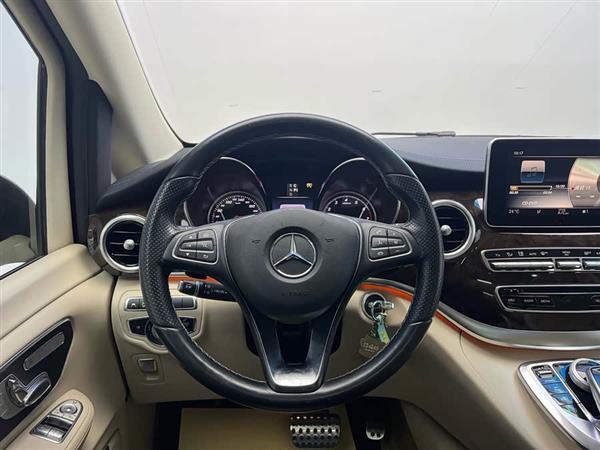 奔驰V级 2017款 V 260 L 尊贵加长版