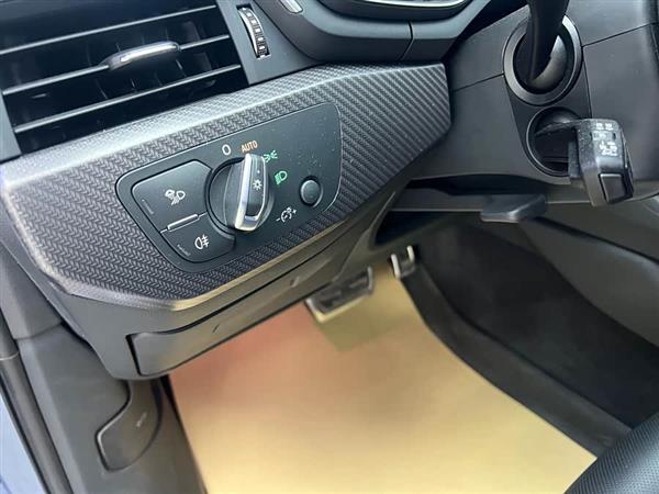 奥迪A4L 2022款 40 TFSI quattro RS套件燃速型