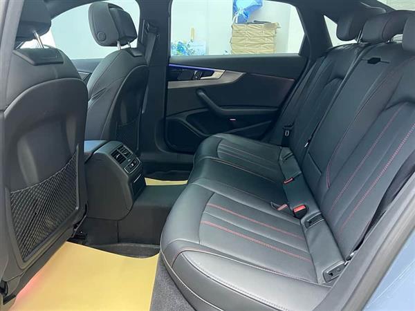 奥迪A4L 2022款 40 TFSI quattro RS套件燃速型