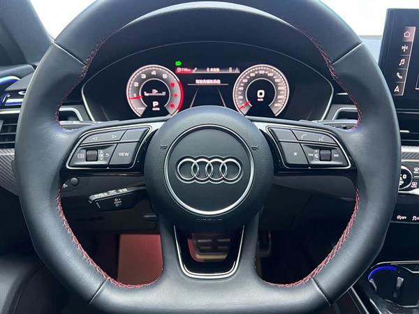 奥迪A4L 2022款 40 TFSI quattro RS套件燃速型