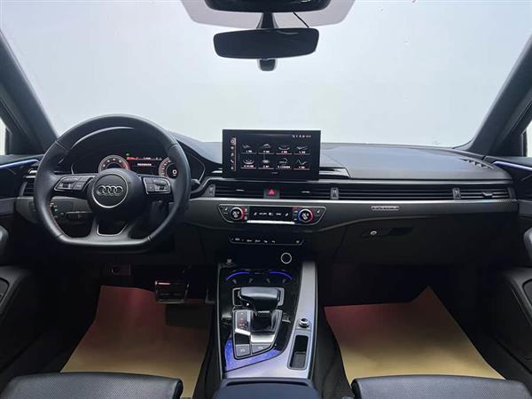 奥迪A4L 2022款 40 TFSI quattro RS套件燃速型