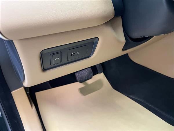 捷豹XFL 2022款 XFL 2.0T P250 两驱尊享豪华版