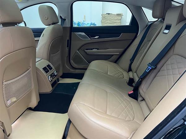 捷豹XFL 2022款 XFL 2.0T P250 两驱尊享豪华版