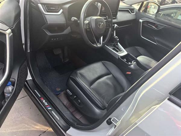 RAV4荣放 2021款 2.0L CVT两驱风尚PLUS版