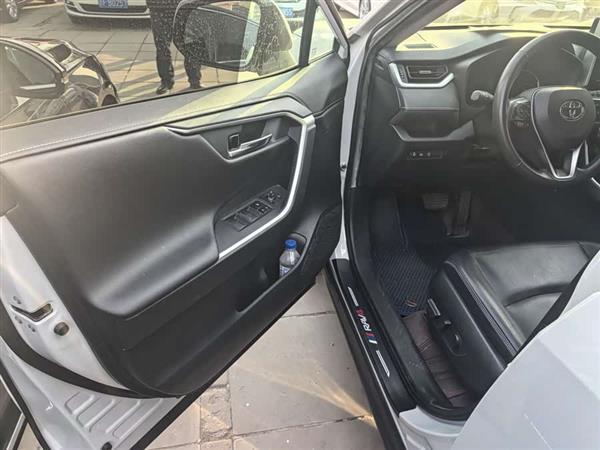 RAV4荣放 2021款 2.0L CVT两驱风尚PLUS版